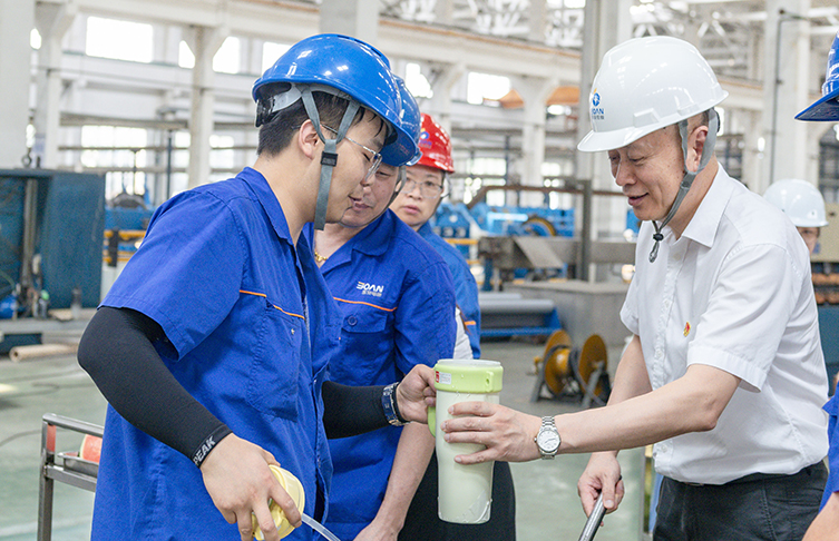 炎夏送清涼 關(guān)愛(ài)沁人心——寶安電纜多措并舉筑牢高溫防線(xiàn) 關(guān)懷一線(xiàn)員工